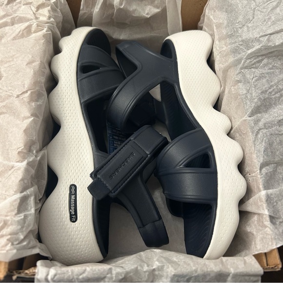 New Skechers Women's Foamies Massage Fit-Heartfelt Water Shoe, Navy/White, 6 - Picture 2 of 10